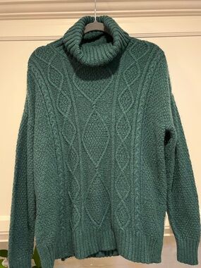 To Be Honest Women's M Green Solid Cable-Knit Turtleneck Pullover Sweater
